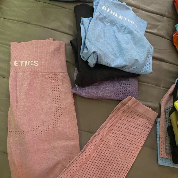 Sports bras all matching pants and shorts - Picture 3 of 3